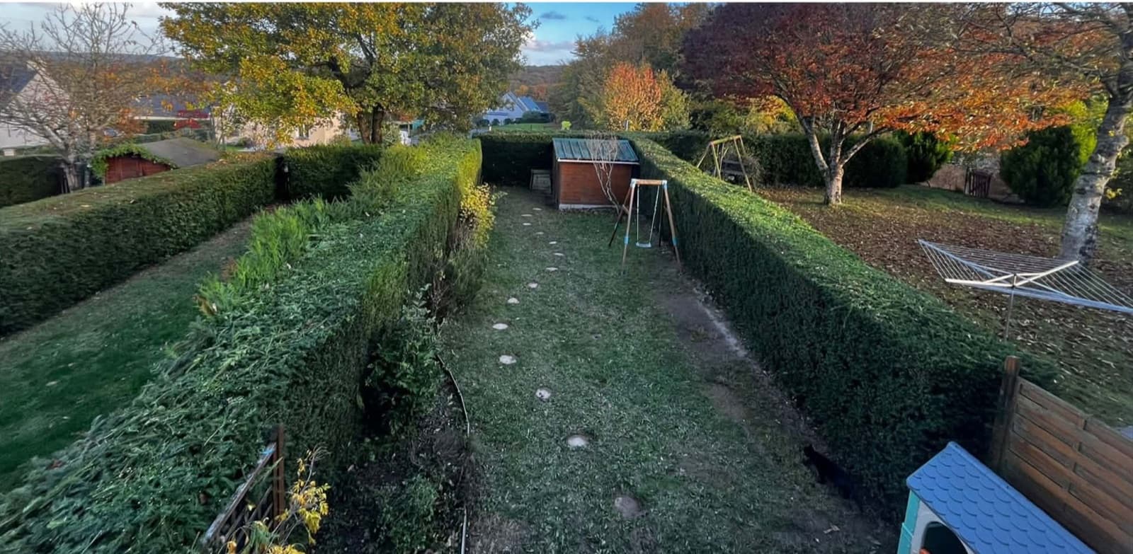Taille complète des haies d'un jardin, vue d'ensemble avant puis après intervention
